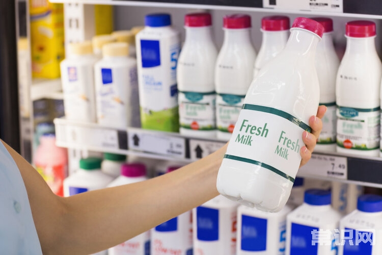 牛奶激素含量多，有毒还会致癌？牛奶还能不能喝？告诉你答案